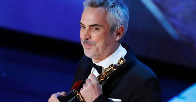 Alfonso Cuaron with Oscar statue