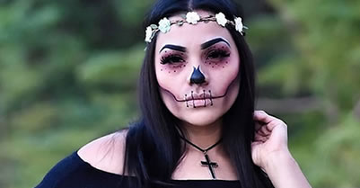Día De Los Muertos: Woman With Skull Face Makeup
