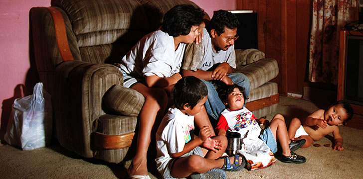 U.S. Latinos struggle to keep the next generation speaking Spanish at home